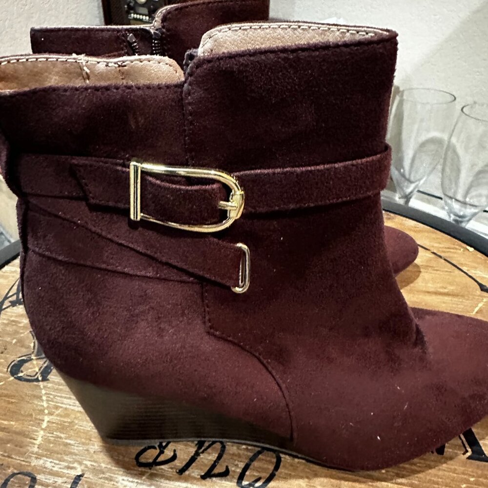 LifeStride Burgundy Suede Ankle Boots Wedge Heel Buckle Detail Size 7.5 Wide - Picture 2 of 7